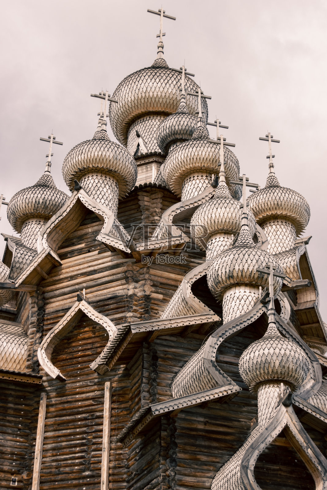 俄罗斯卡累利阿基日岛上的木制教堂照片摄影图片