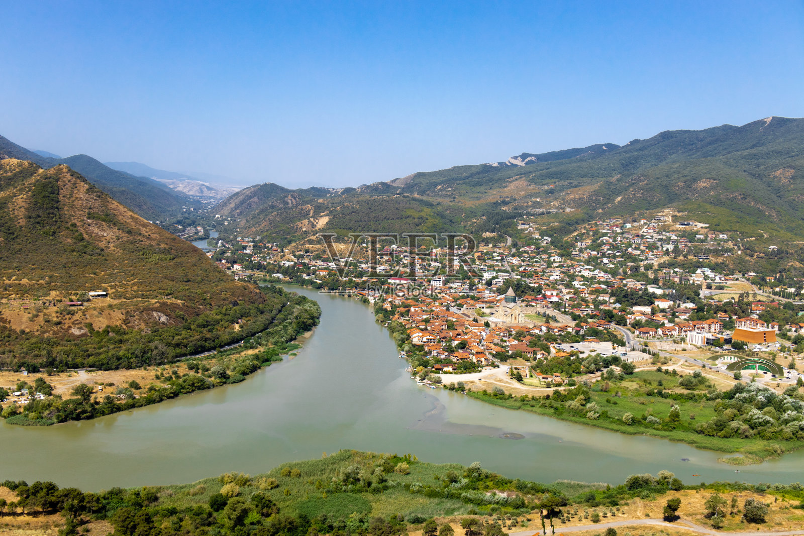 库拉河或姆特克瓦里河和阿拉维河合并为一条的观点。格鲁吉亚古都-姆斯克赫塔照片摄影图片