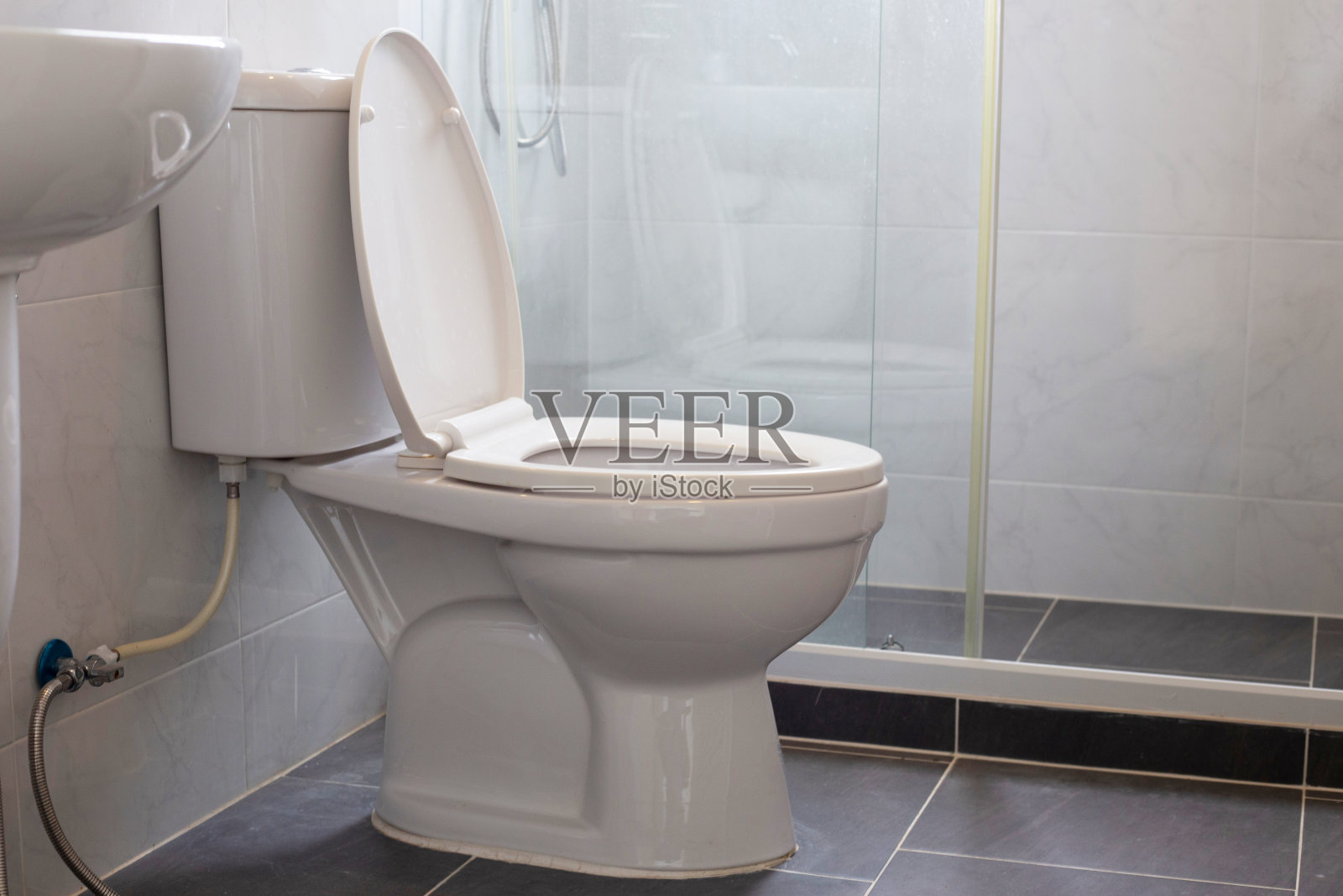 白色的抽水马桶在地板上照片摄影图片