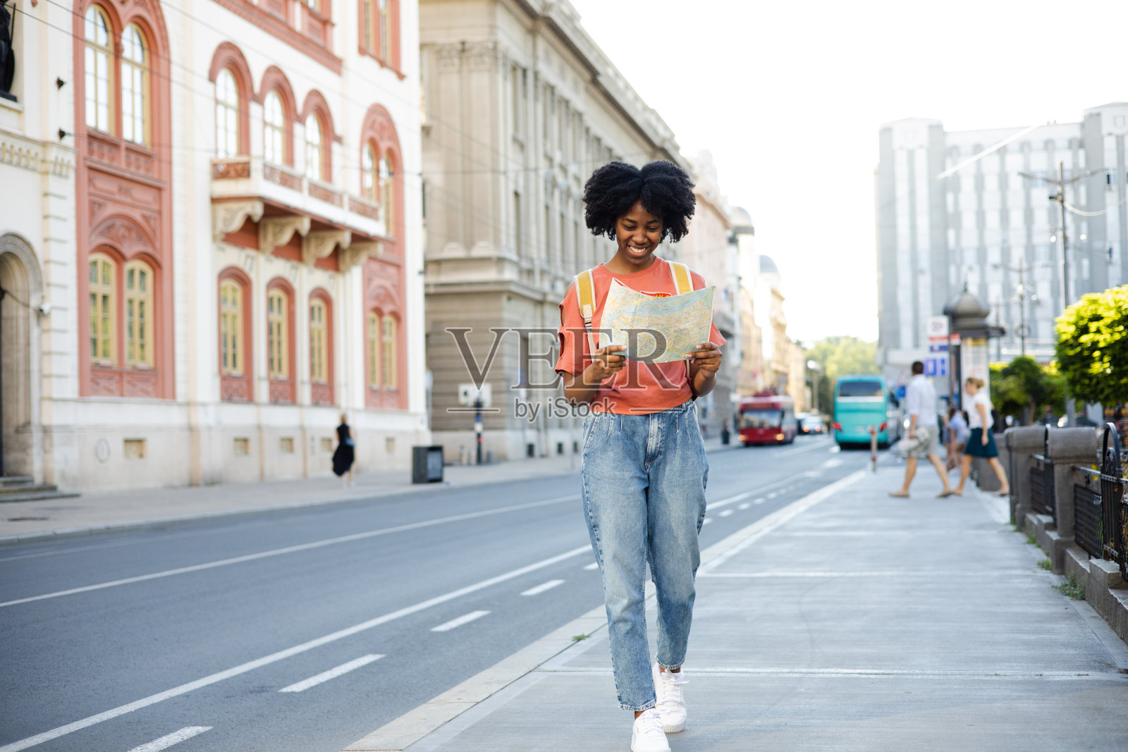 非洲裔女孩在城市观光度假肖像照片摄影图片