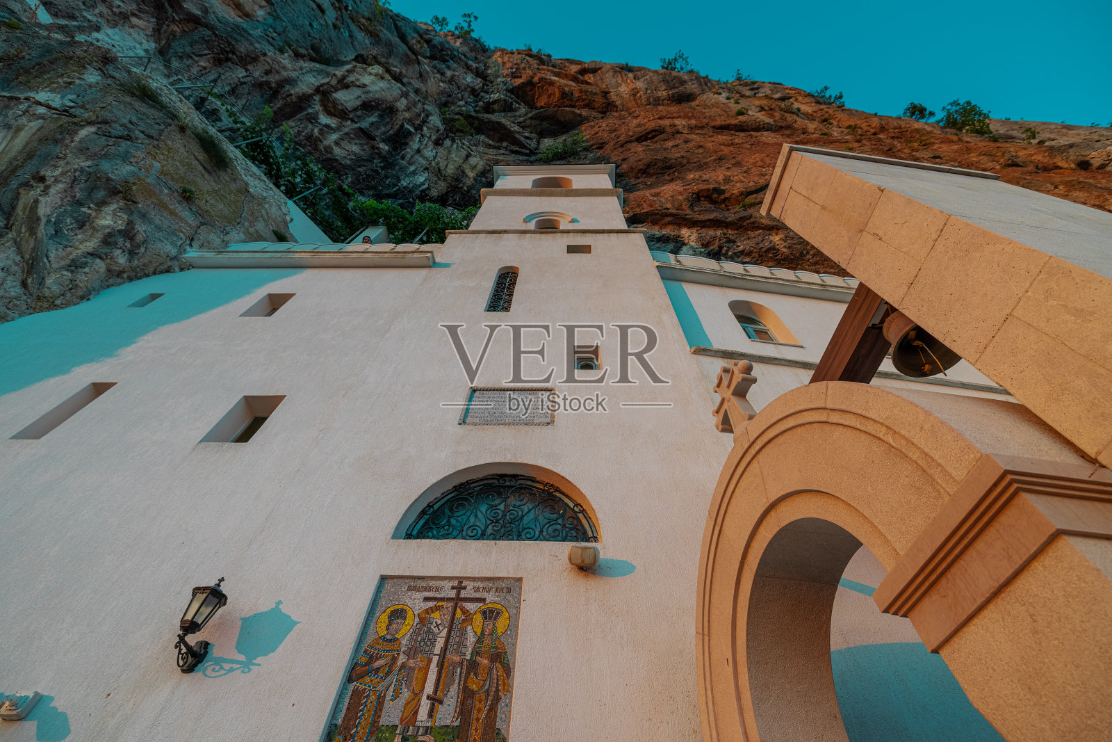 在黑山的Ostrog东正教修道院或Crna gora，巴尔干半岛的热门朝圣点，在阳光明媚的晚上从青蛙的角度看。照片摄影图片