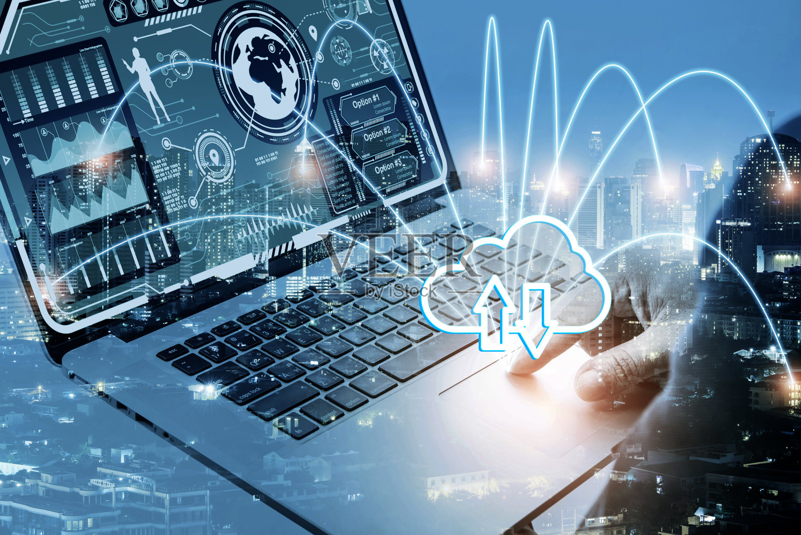 商人用笔记本电脑发送和下载数字数据信息与模糊的城市夜晚。照片摄影图片