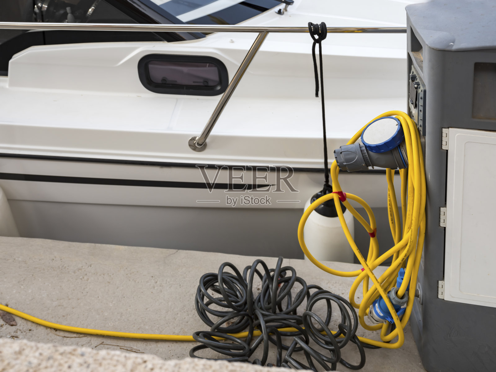 船舶充电站，港口船舶充电插座。靠近海岸的码头上的电源插座照片摄影图片