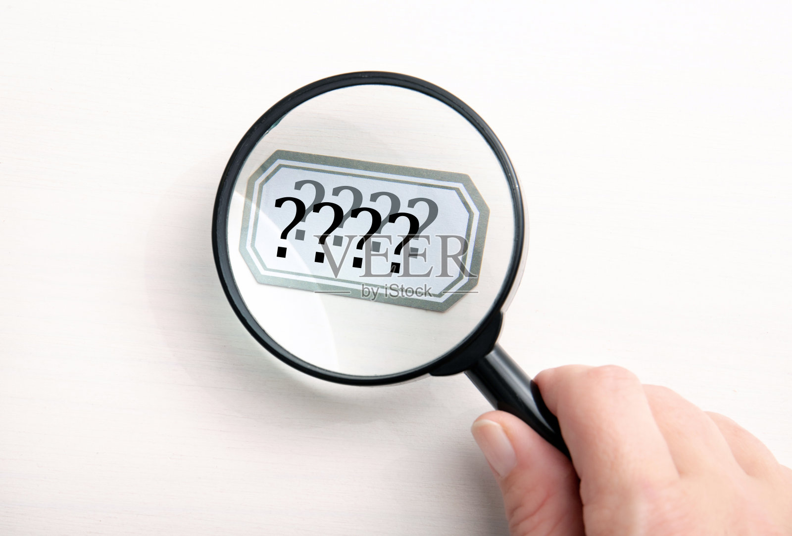 人的双视概念。拿着放大镜看文字的人，看到的是双重和模糊的文字。照片摄影图片