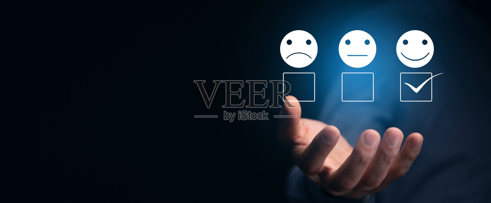 在虚拟屏幕上选择表情符号照片摄影图片