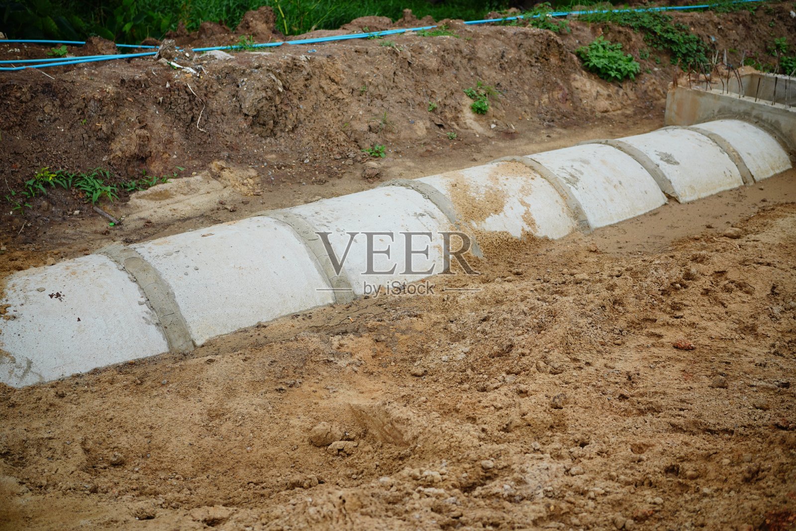 施工现场混凝土排水管、人孔照片摄影图片