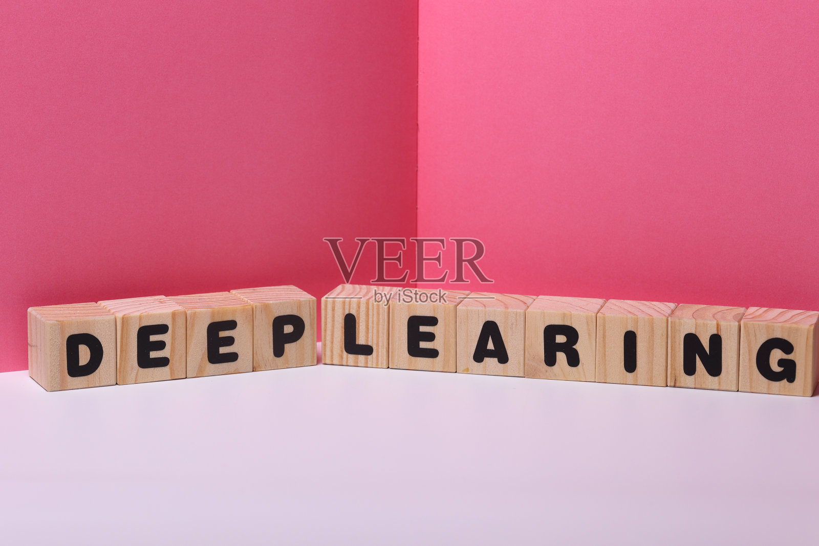 深入学习木制立方体上的单词照片摄影图片