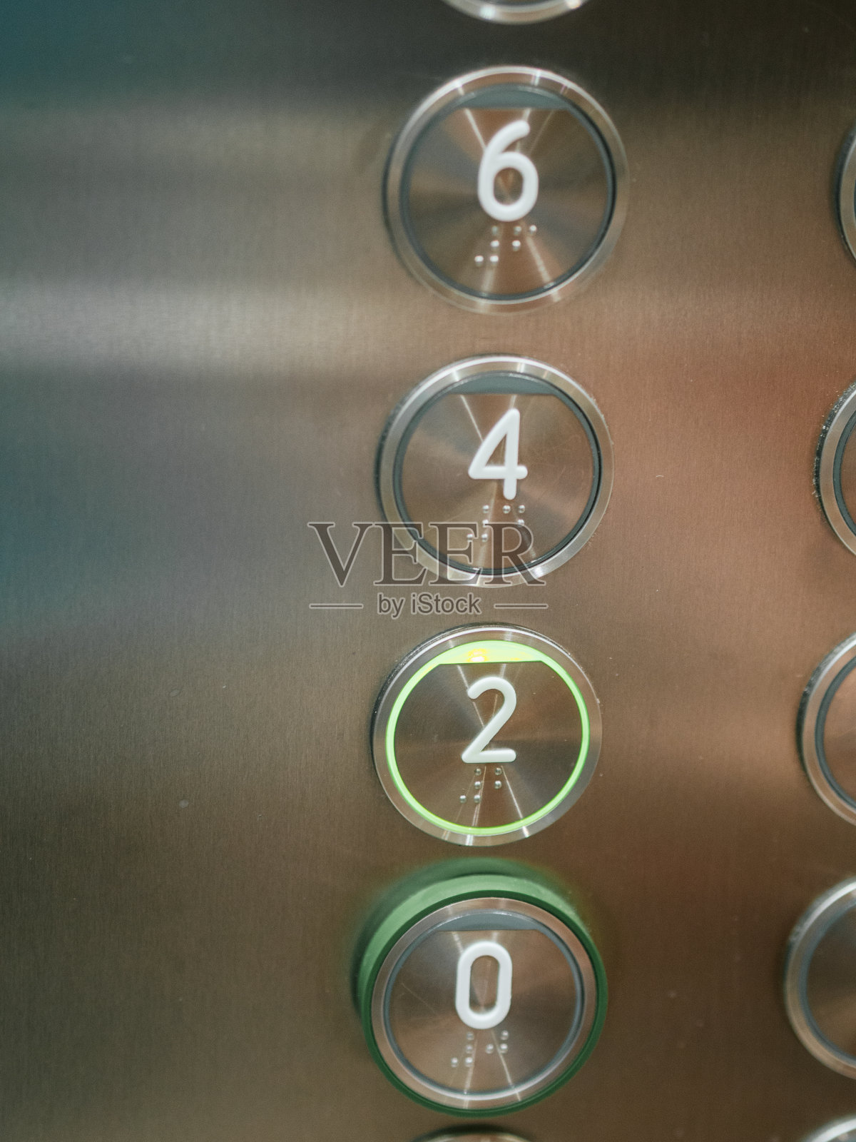 破碎的电梯按钮。不合时宜的故障概念照片摄影图片