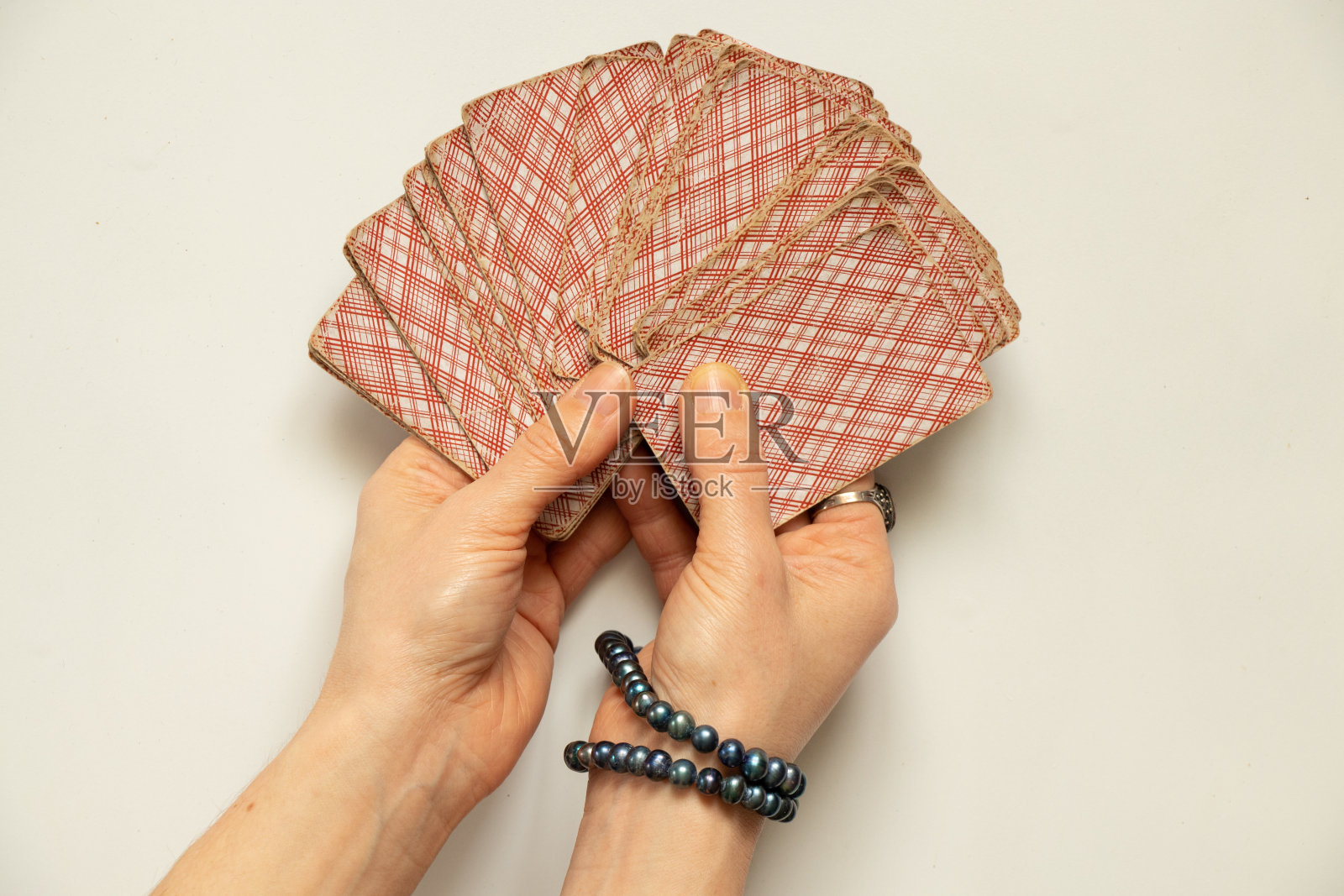 算命的卡片在一个姑娘手里，一张布局在卡片上照片摄影图片