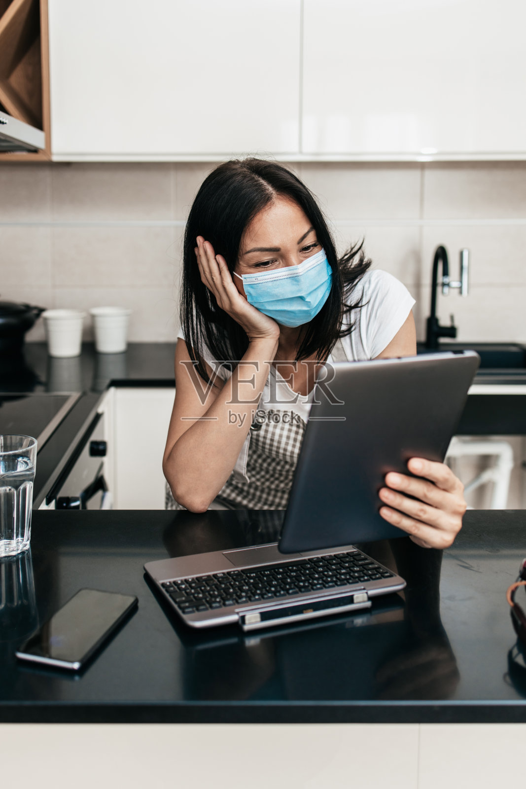 呆在家里照片摄影图片