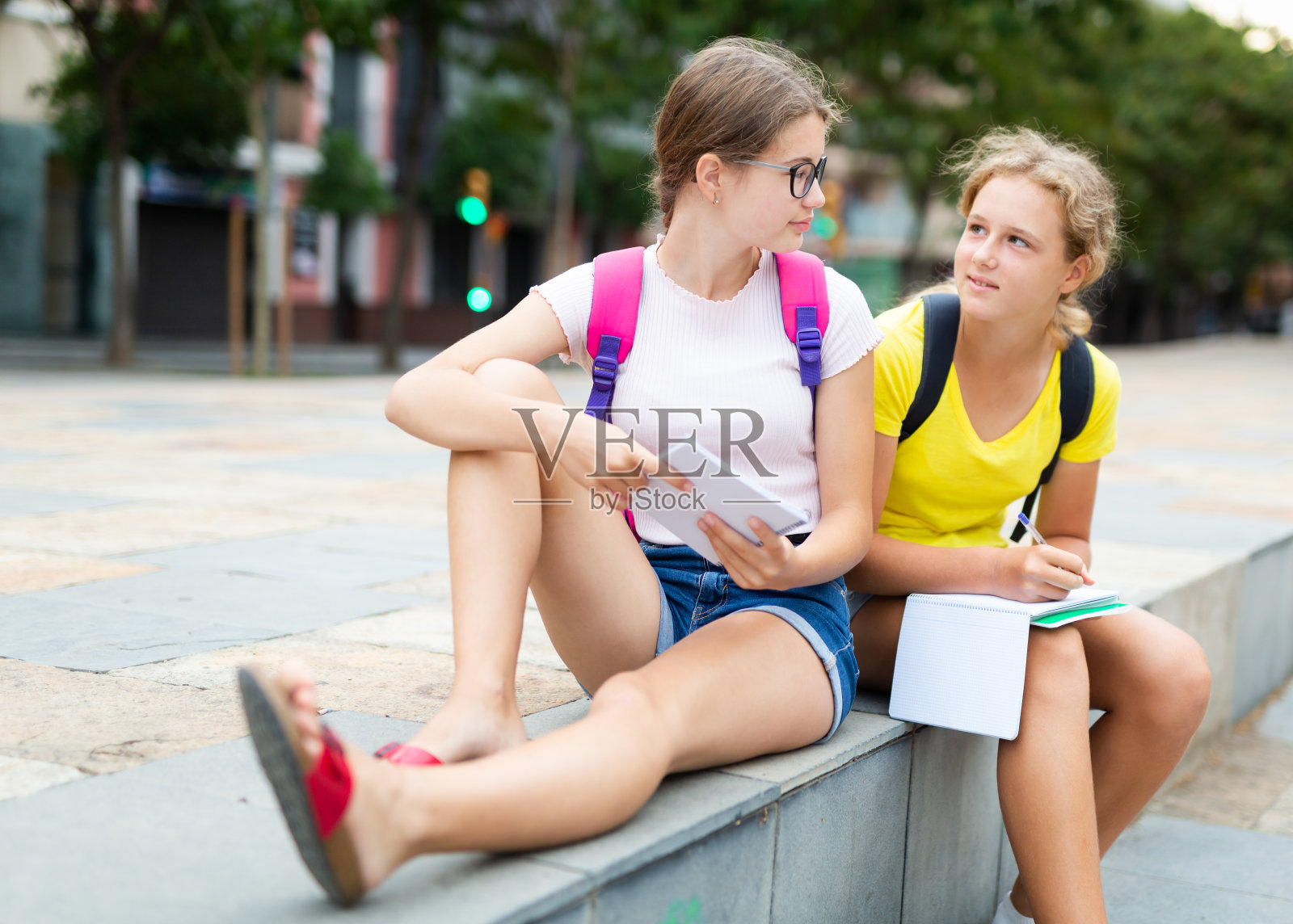 聪明的少女在城市公园里做作业照片摄影图片