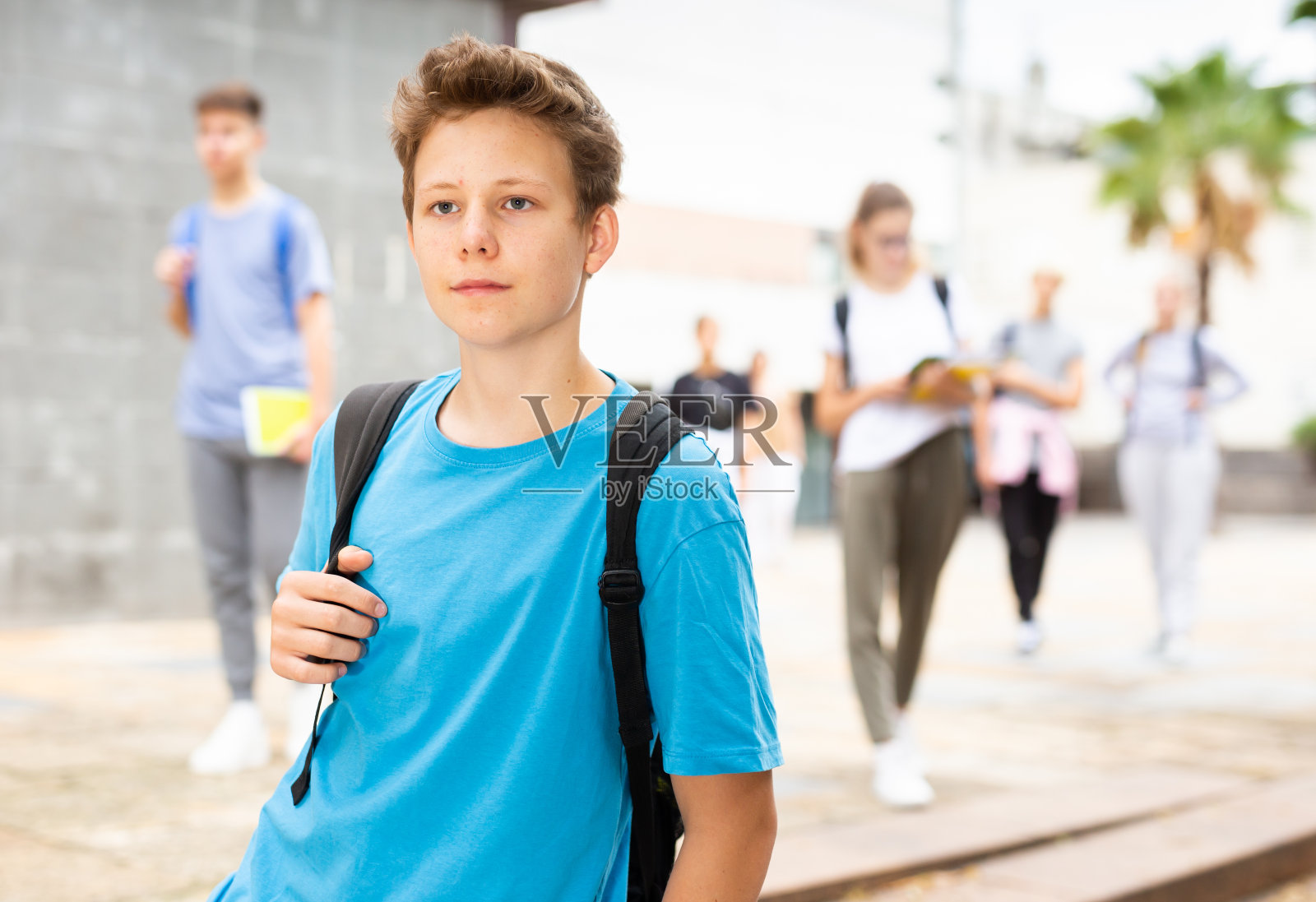少年在秋日走向大学校园照片摄影图片