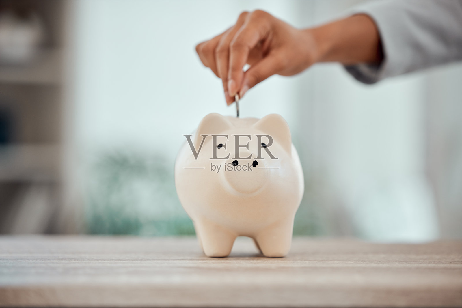 为你未来的计划或目标做预算，存钱和存钱罐投资。特写:在贫穷和挣扎的经济中，为了金融安全或增长，被裁剪的手把硬币存起来。照片摄影图片