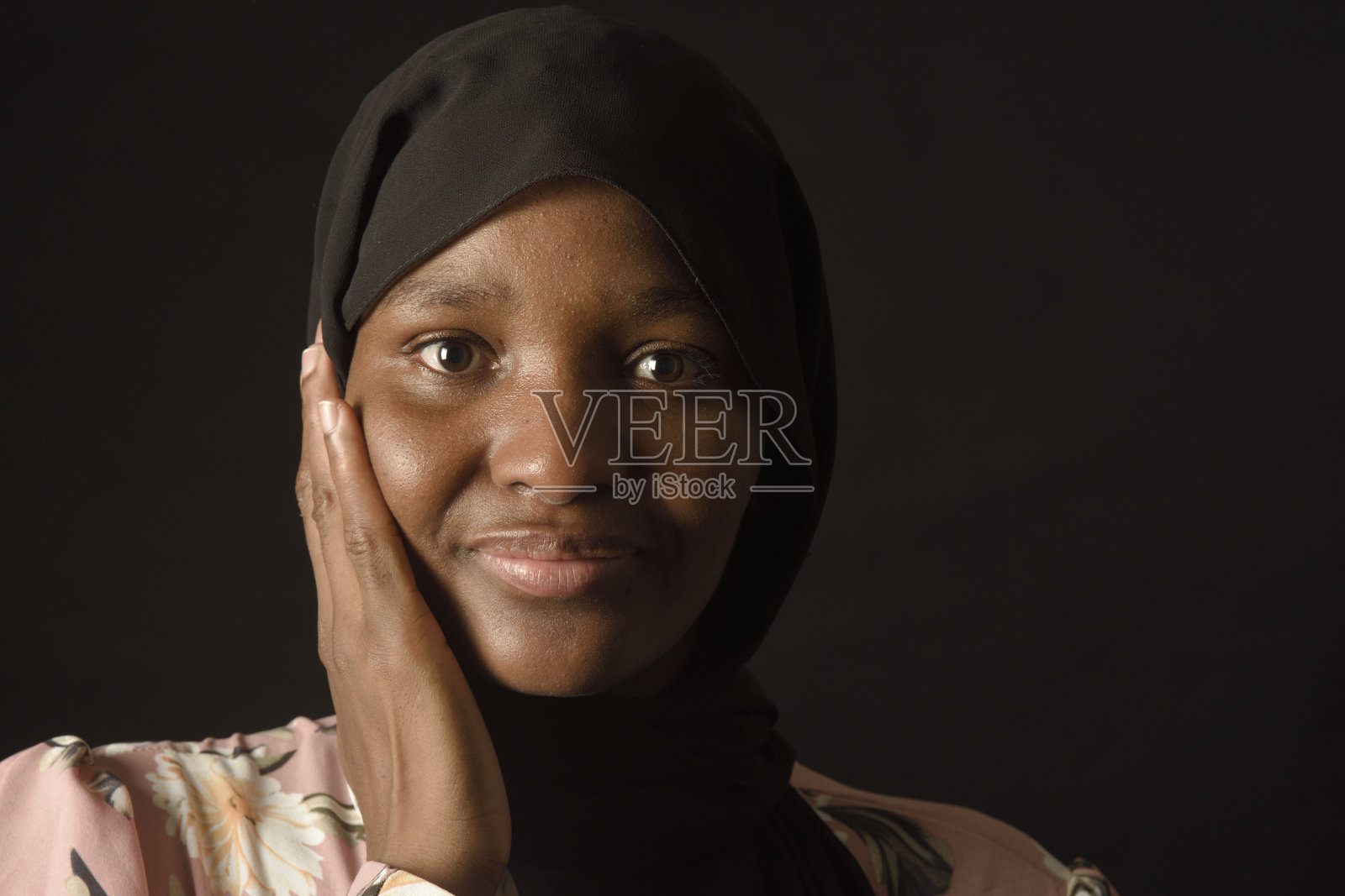 黑色肖像的一个妇女与布尔卡和手在脸上照片摄影图片