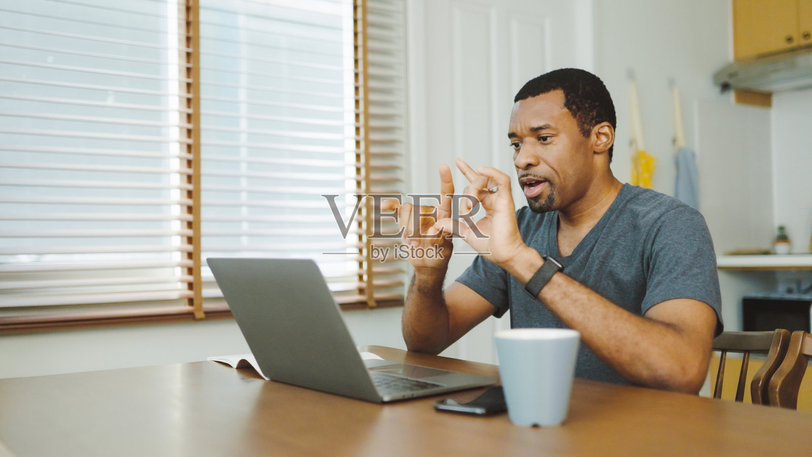 一名非洲男子在线视频通话照片摄影图片