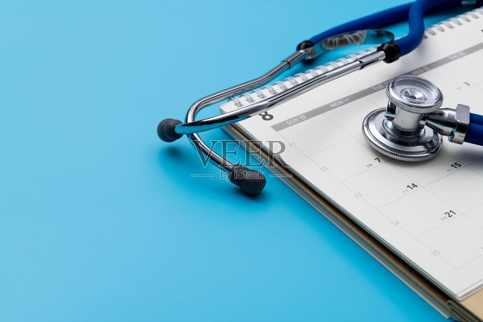 听诊器和笔放在日历上照片摄影图片