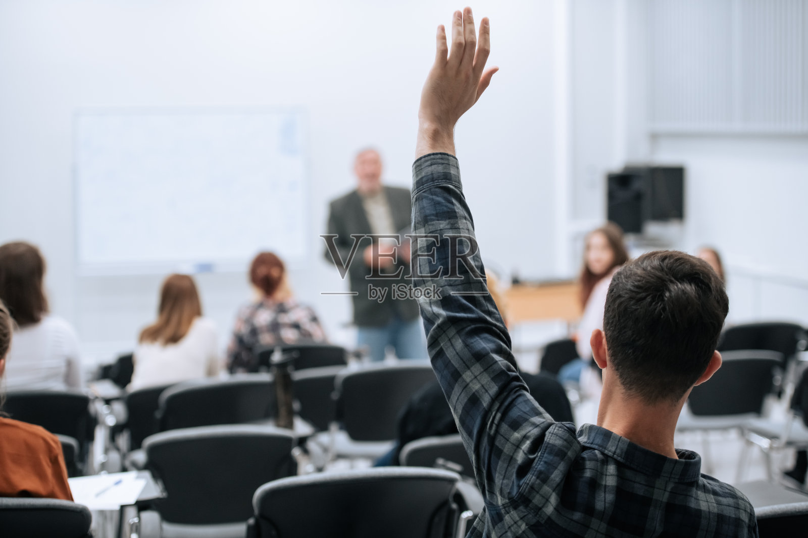 一位著名的教授来到大学进行一节特别的课，学生拉起他的手问了他一个问题照片摄影图片