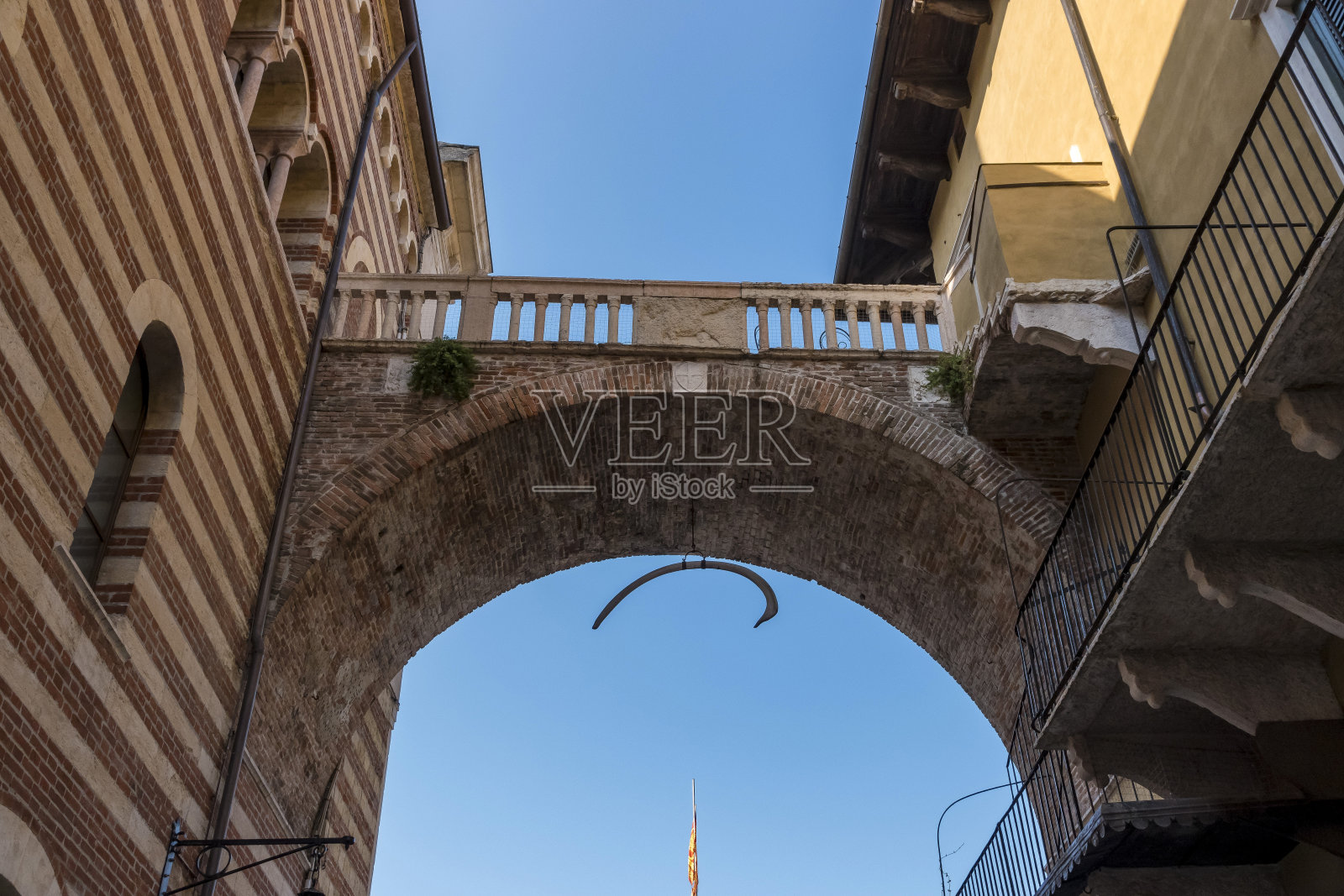 意大利维罗纳两座老建筑之间的酷刑拱门照片摄影图片