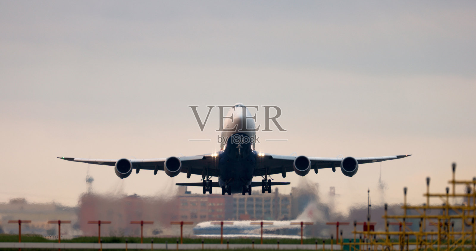 飞机从跑道上起飞照片摄影图片