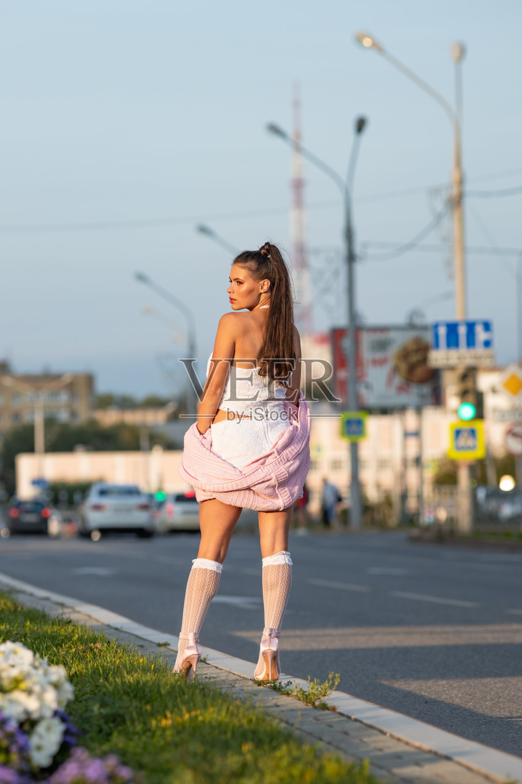 美丽的女人在欧洲旅行。照片摄影图片