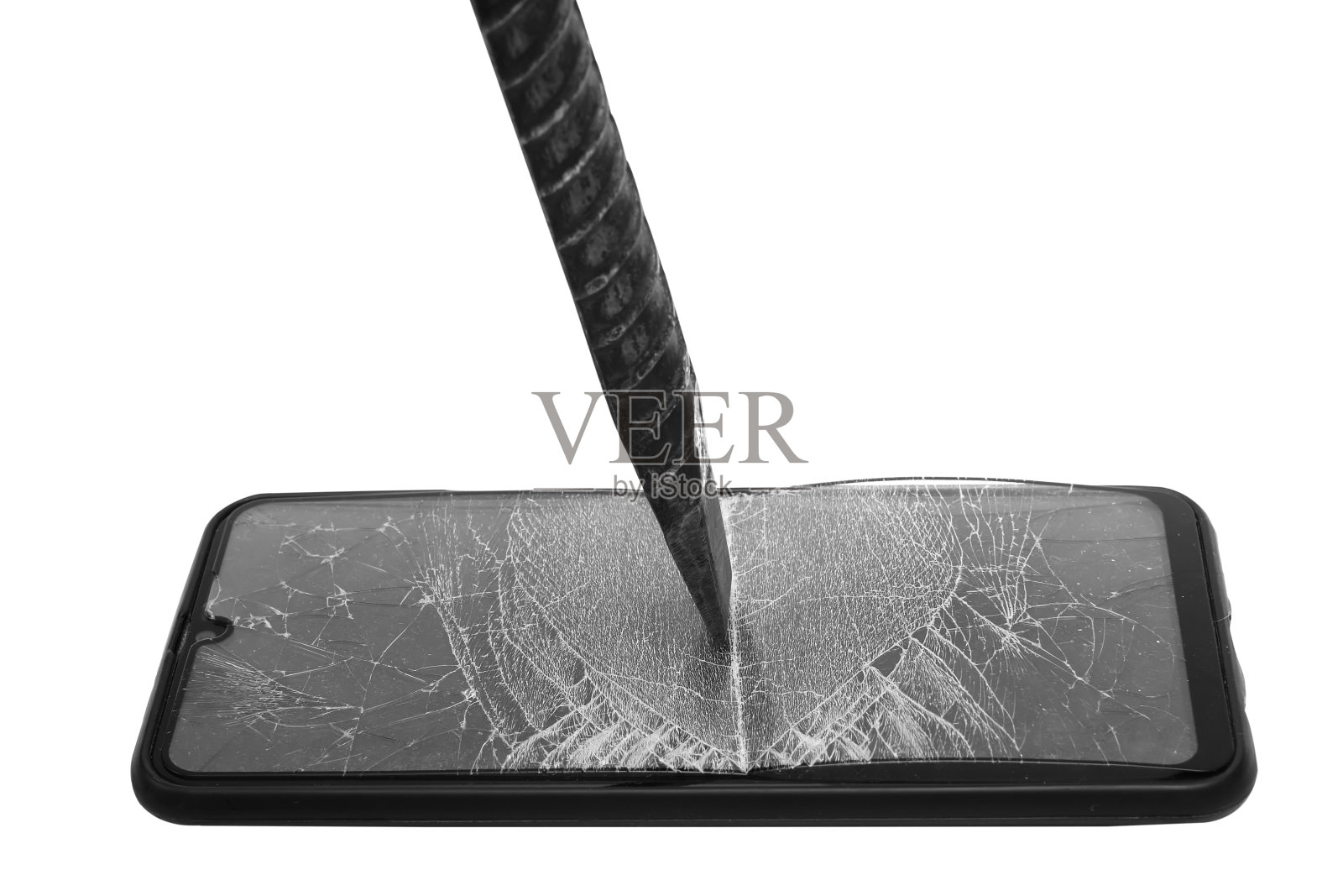 旧的智能手机，坏了的屏幕和一块钢筋。一根钢筋打碎了智能手机的屏幕照片摄影图片