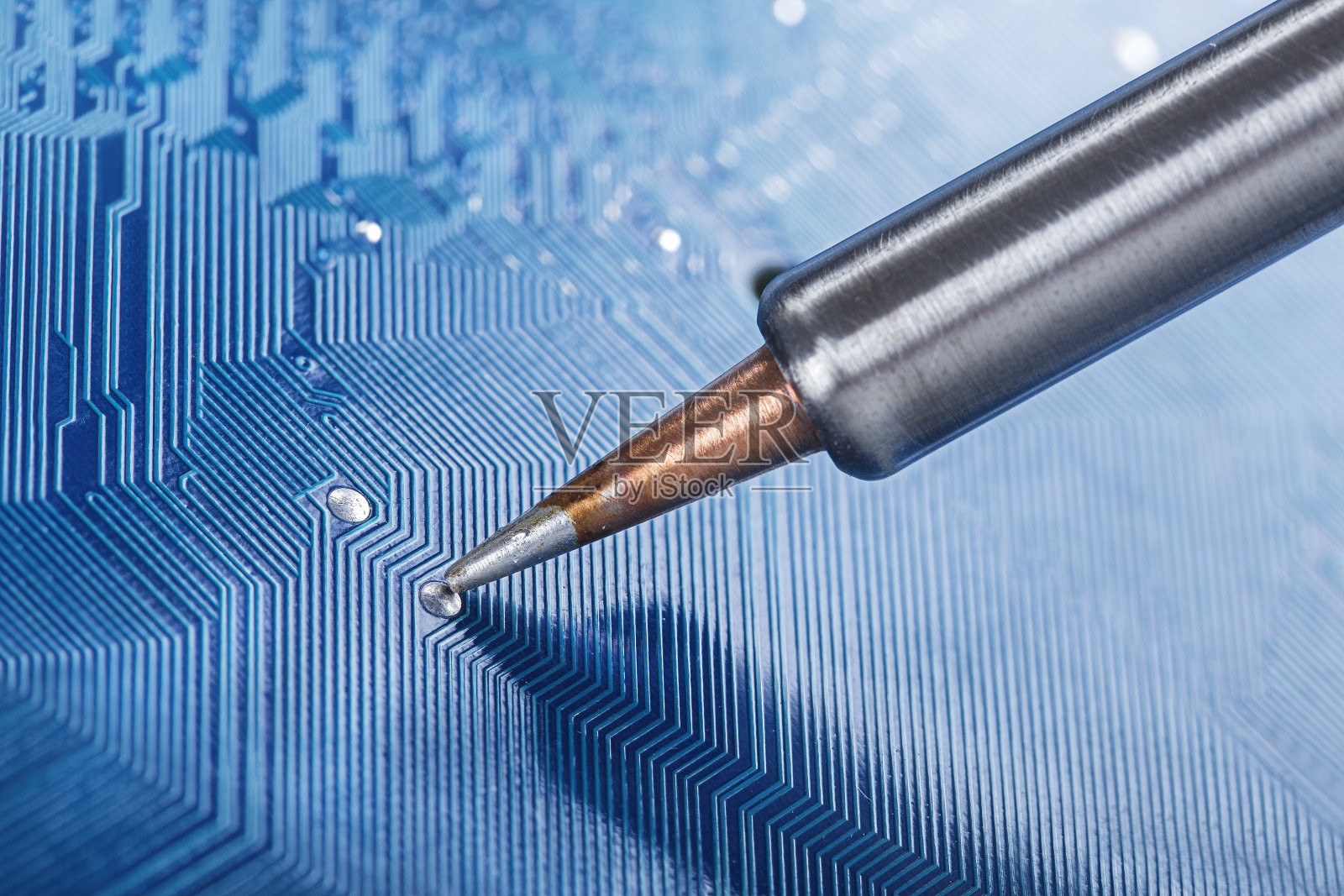 将电子元件焊接到PCB上。电子维修和数字技术。照片摄影图片