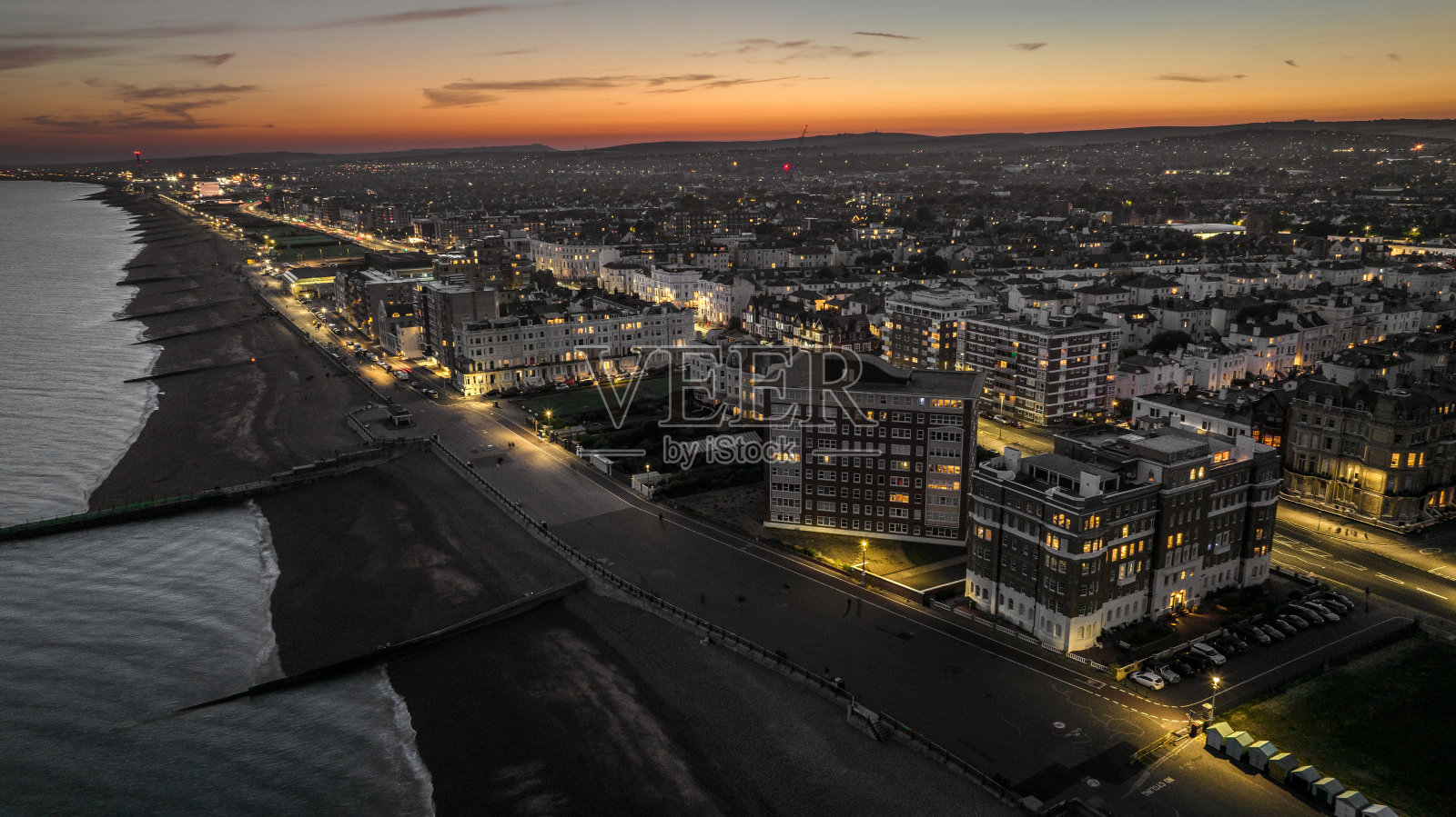 布莱顿海滩和小镇的夜晚灯光，布莱顿和霍夫，东苏塞克斯郡，英国照片摄影图片