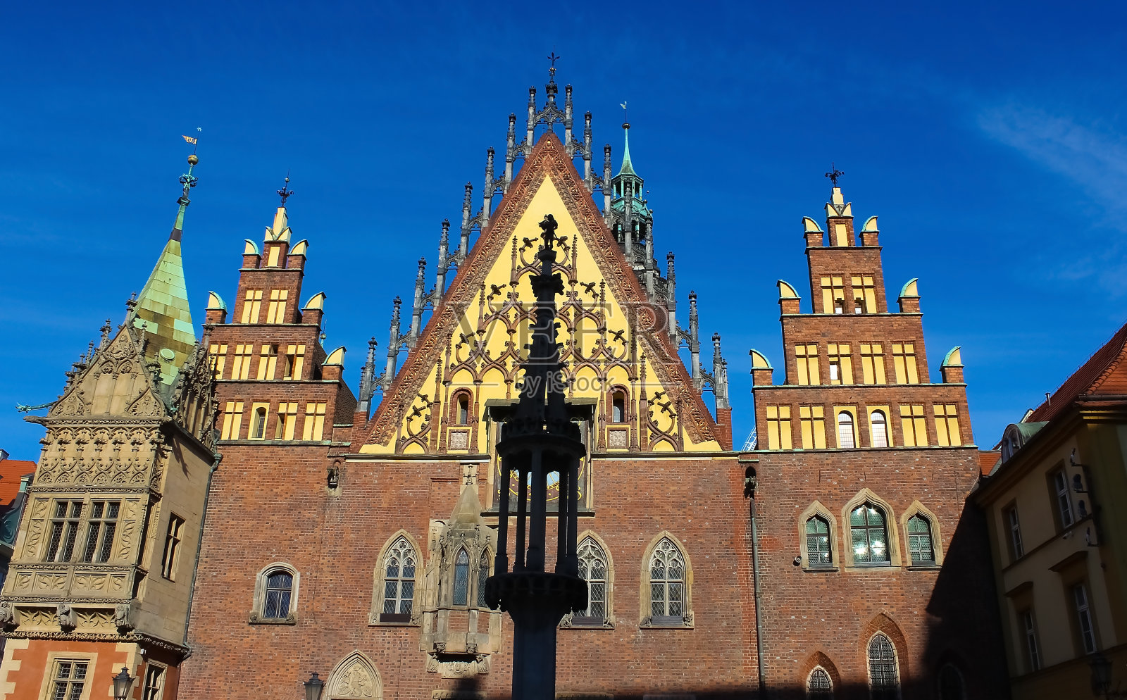 波兰弗罗茨瓦夫广场的市政厅大楼中心有一个钟照片摄影图片