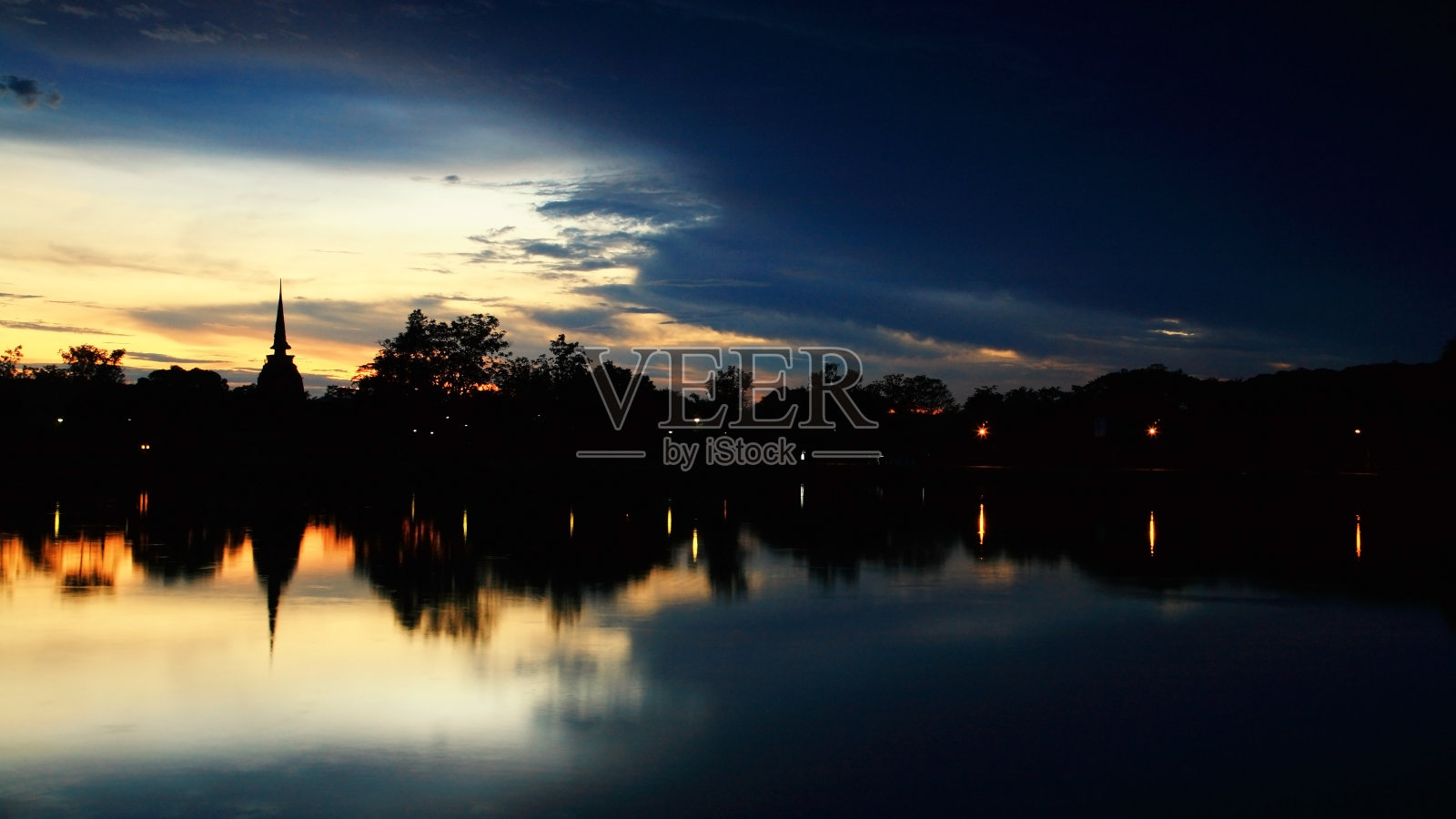 素可泰寺Tra Phang Thong寺黄昏时的剪影塔照片摄影图片