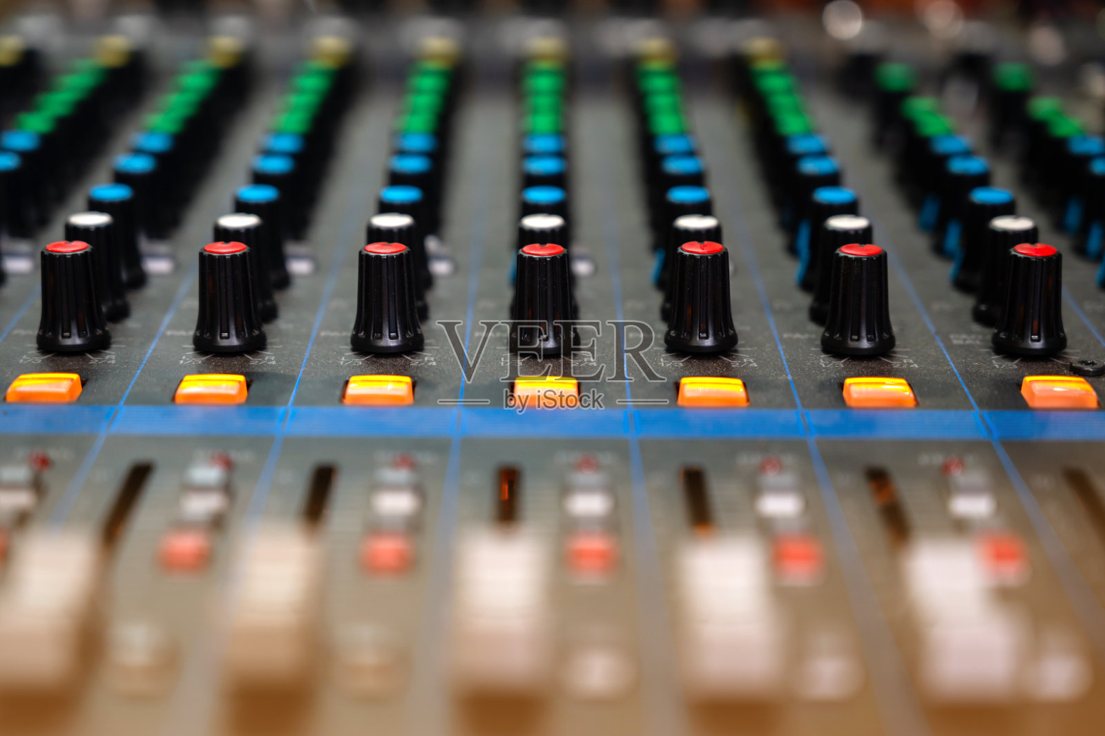 近景模拟音响混音器配有放大设备，音响音响音乐混音和工程概念背景，选择性聚焦。照片摄影图片