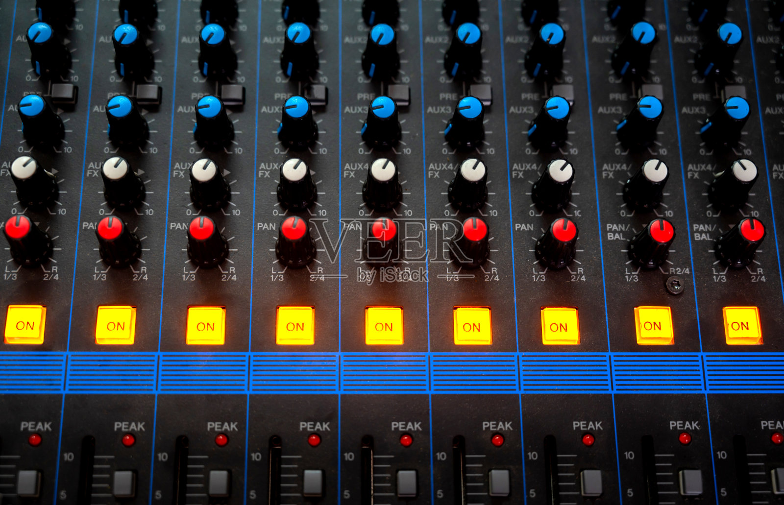 近景模拟音响混音器配有放大设备，音响音响音乐混音和工程概念背景，选择性聚焦。照片摄影图片