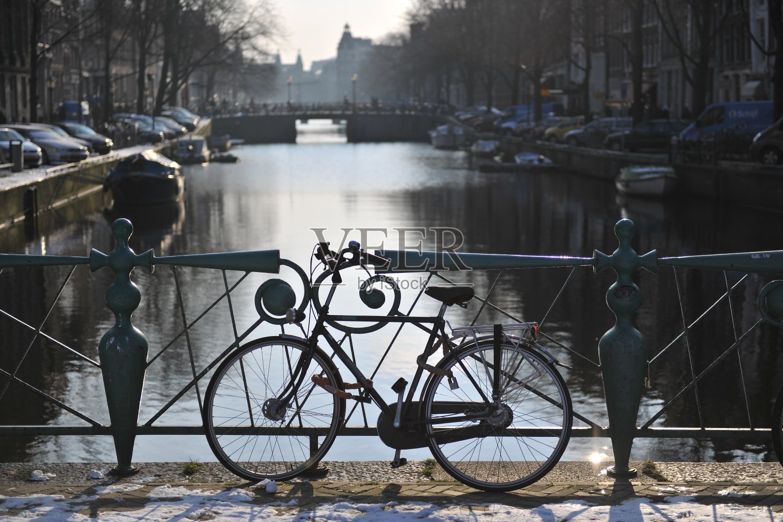 荷兰冬季的雪在阿姆斯特丹市景照片摄影图片