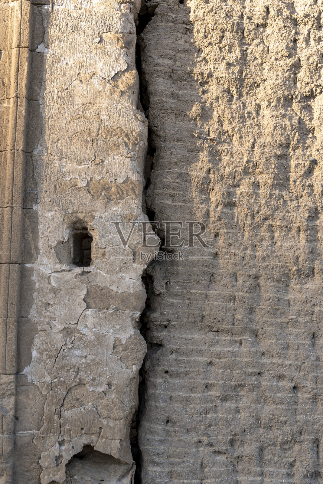 在废弃和风化的废墟中从砂岩过渡到泥砖照片摄影图片