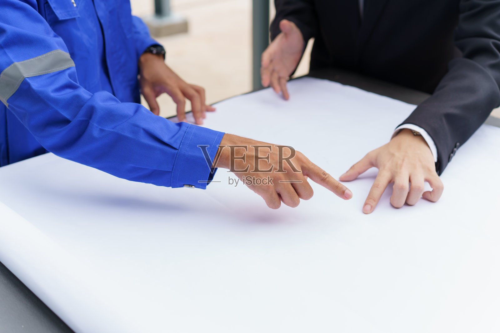 工程师一起工作。照片摄影图片