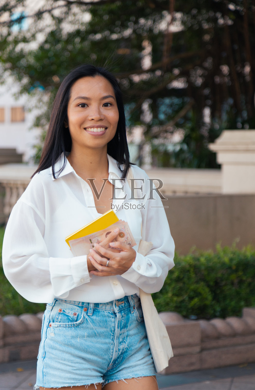 自由职业者手里拿着钱照片摄影图片