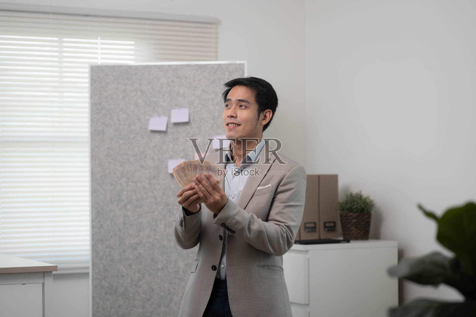 持有现金的上班族照片摄影图片