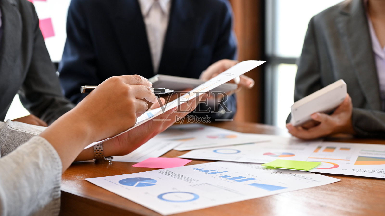 特写，女商人或女金融分析师在与她的团队开会照片摄影图片