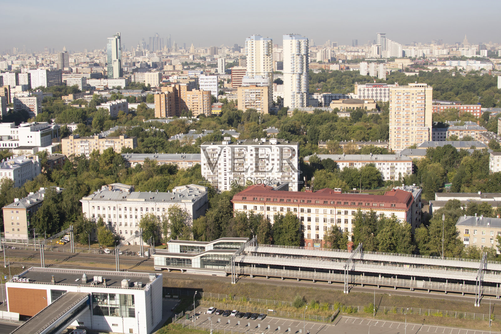 俄罗斯莫斯科——2022年8月16日:从东北弦的伊兹梅洛沃贝塔酒店俯瞰。东北弦是一条新的高速公路，将连接首都莫斯科的三个地区照片摄影图片