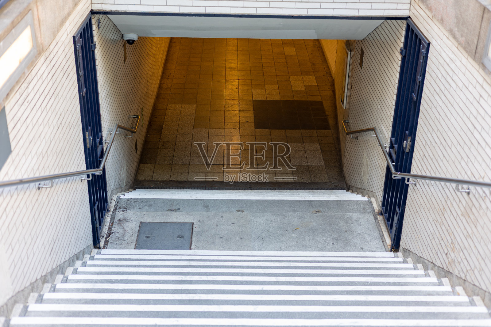 在楼下地铁站。照片摄影图片