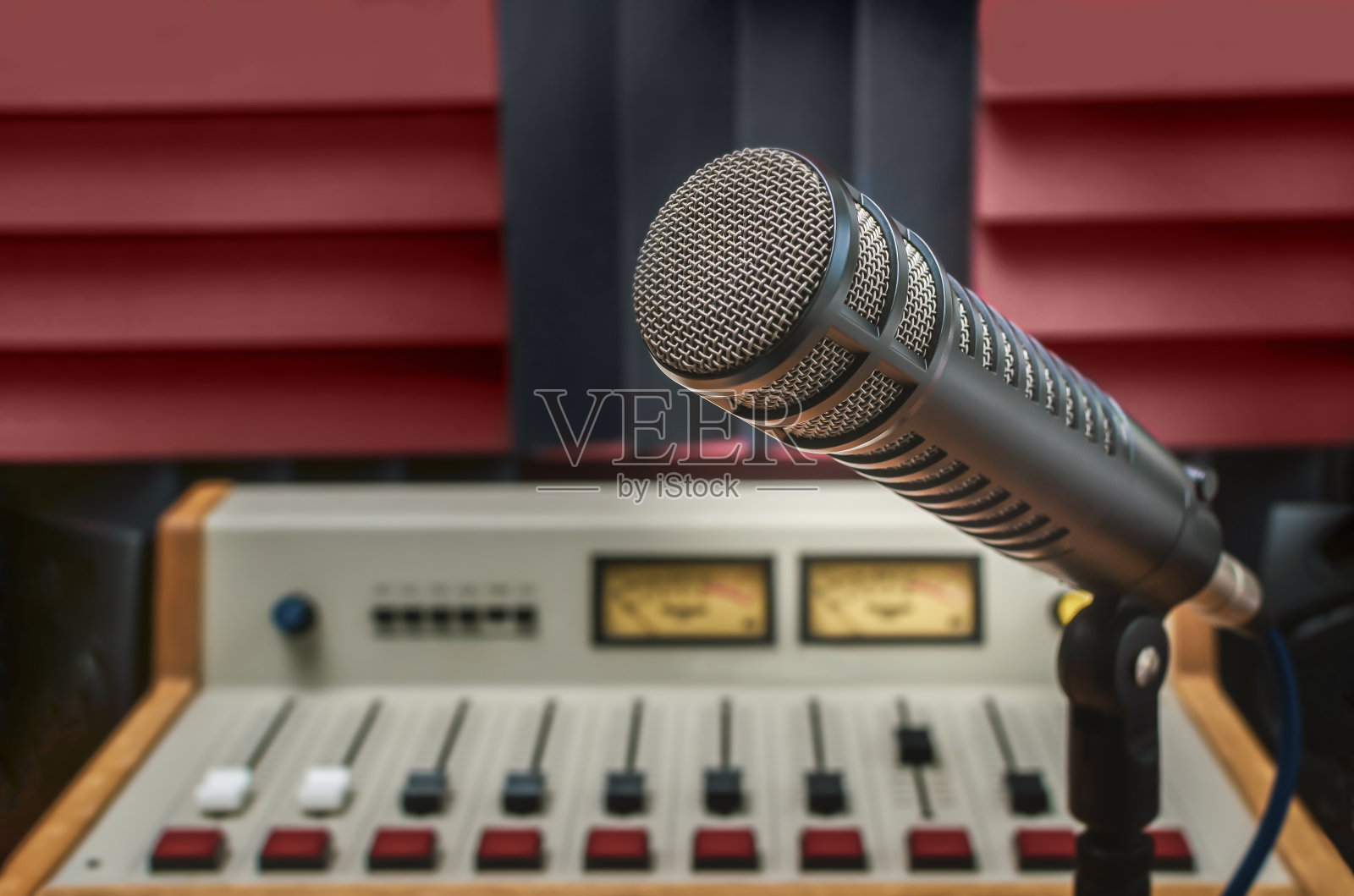 专业的麦克风和混音器照片摄影图片