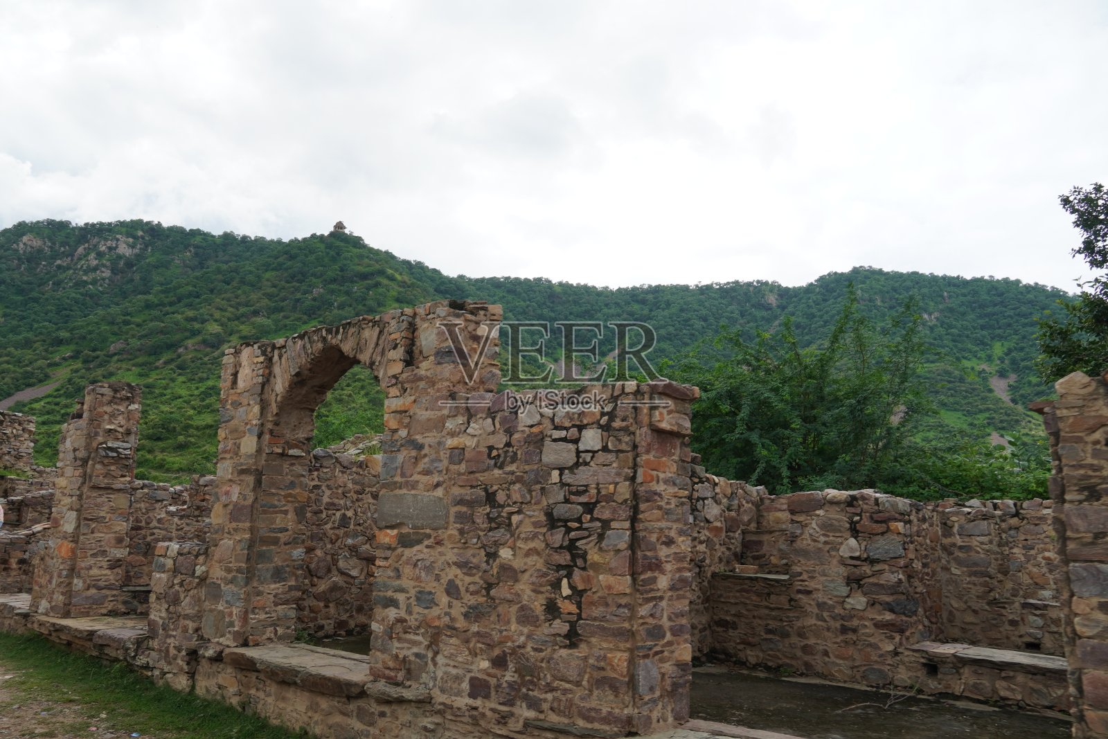 一座古老的石雕历史建筑形象照片摄影图片