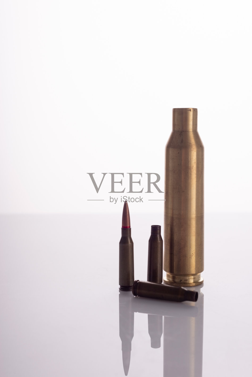 在白色背景上使用了一挺机枪和一挺机枪的弹壳照片摄影图片