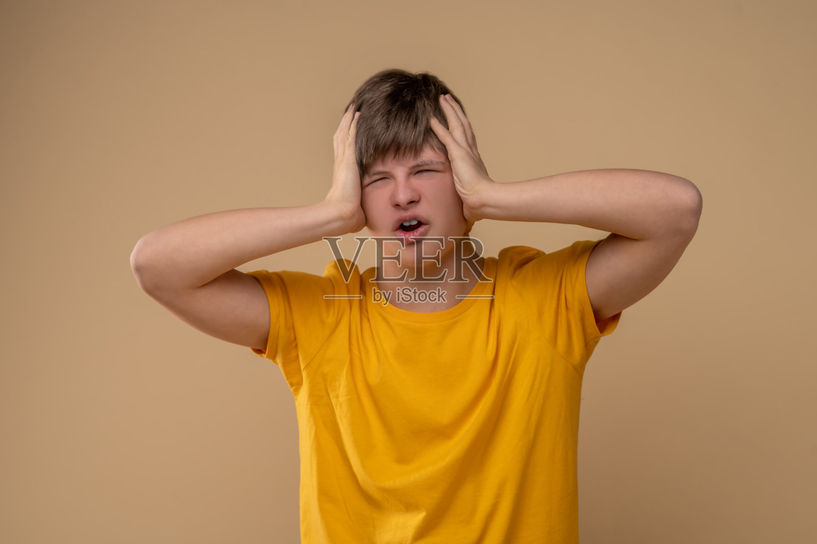 青少年男孩患有颞部疼痛照片摄影图片