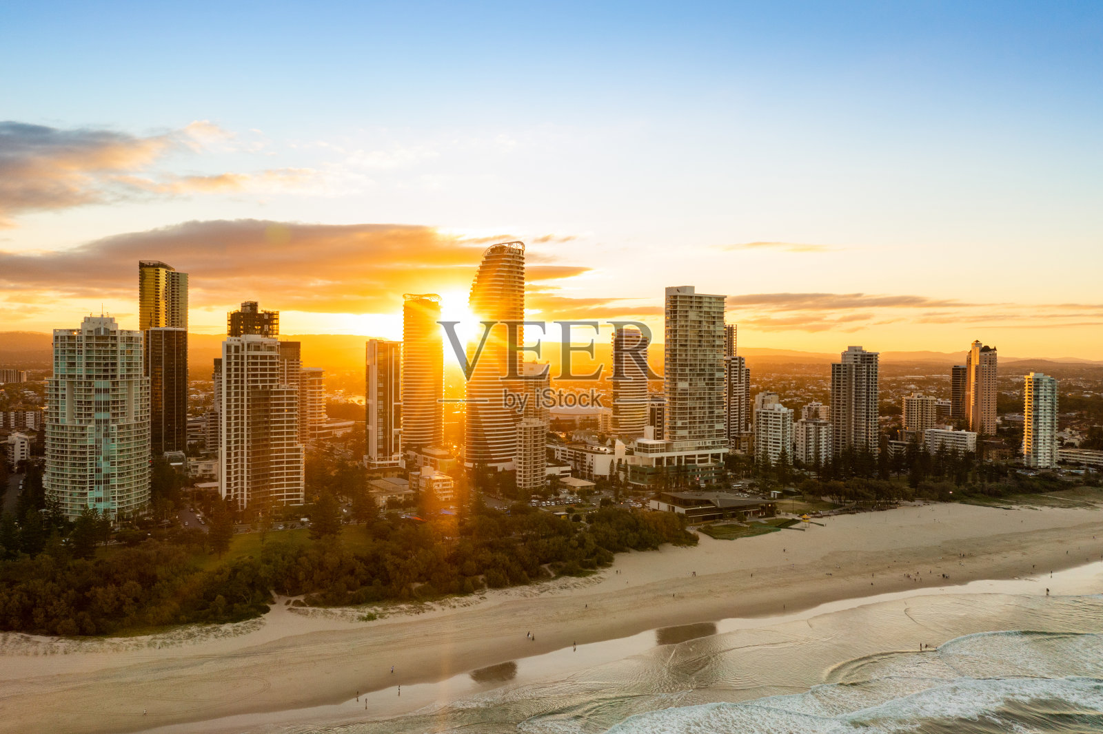 日落时Broadbeach的鸟瞰图照片摄影图片