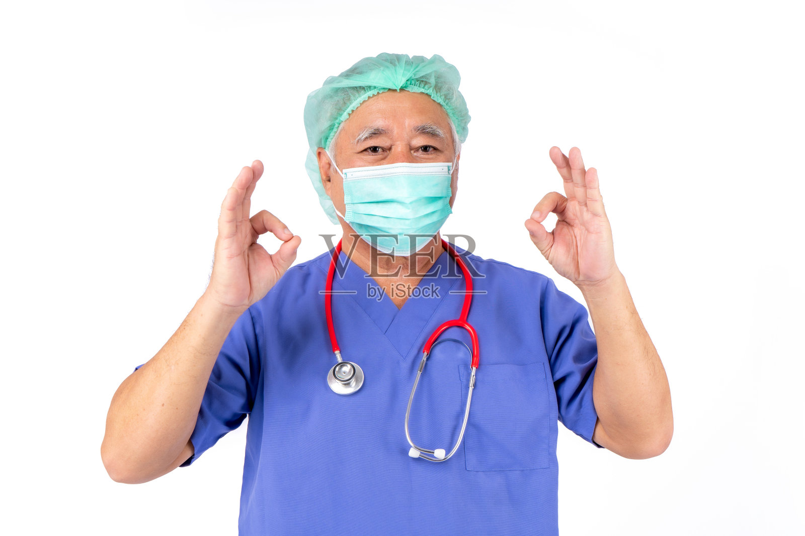 身穿制服的医生肖像，亚裔医生老人戴着白色背景的听诊器口罩。照片摄影图片