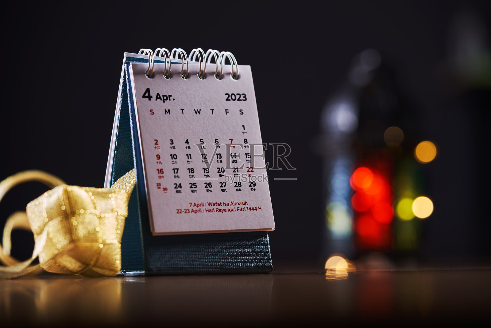 在2023年4月庆祝斋月时停止日历。日历和灯笼照片摄影图片