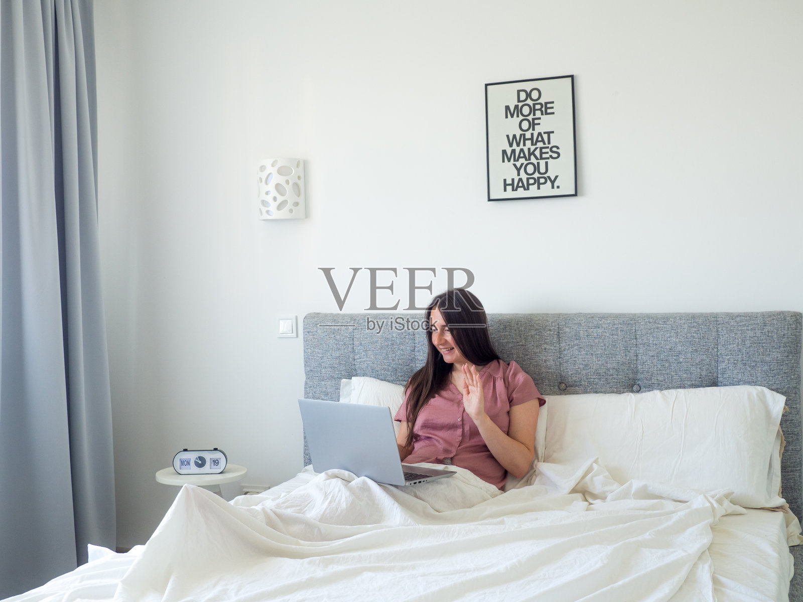 工作的女人把笔记本电脑放在床上照片摄影图片