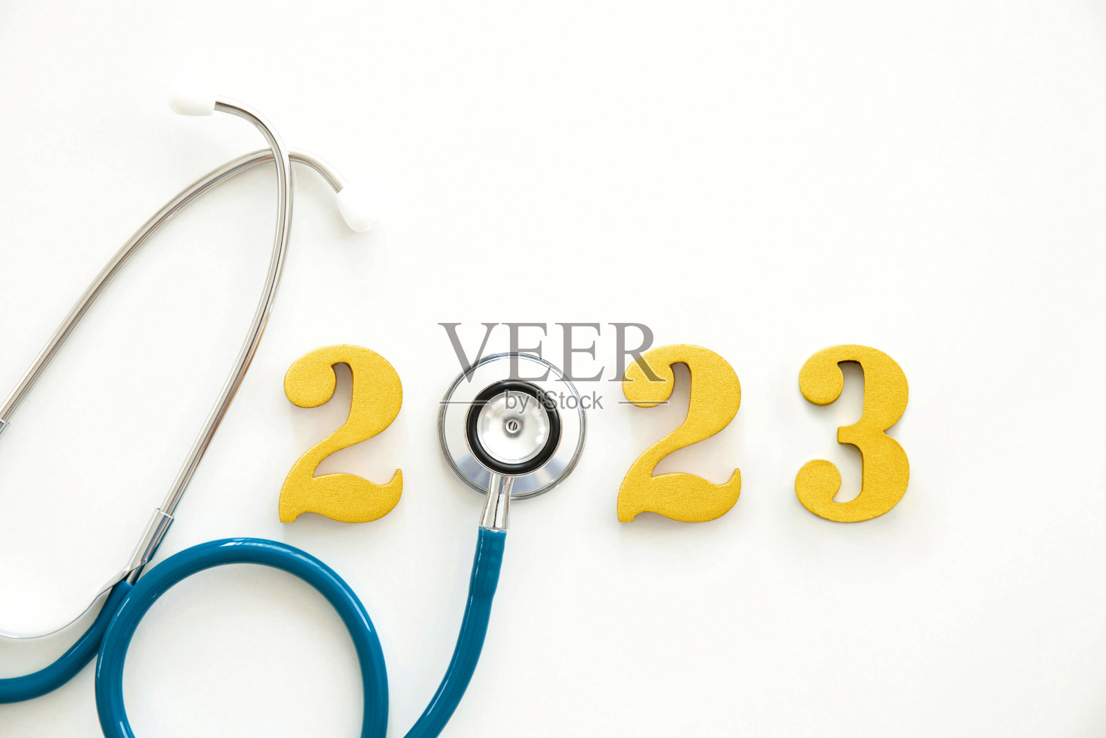 2023年新年快乐。金色数字2023与听诊器在白色背景。新年快乐，健康医疗理念照片摄影图片