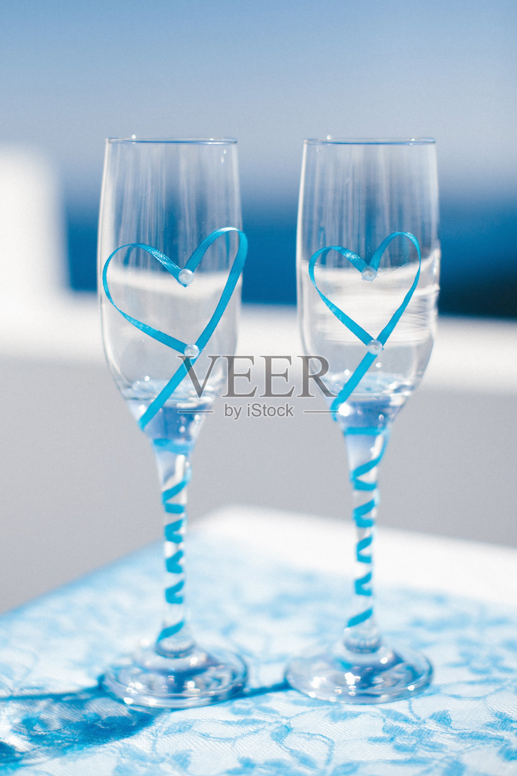 桌上有两个婚礼用的香槟杯照片摄影图片