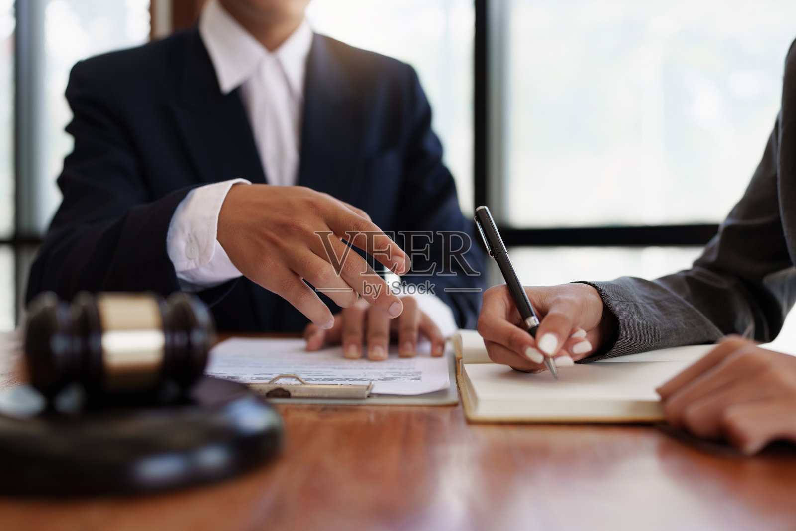 商务女性与律师讨论房地产协议合同照片摄影图片